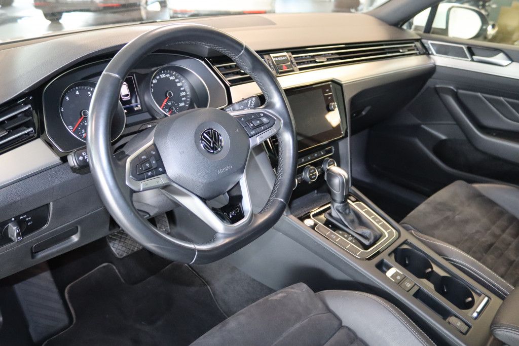 Fahrzeugabbildung Volkswagen Passat 2.0 TSI DSG 3X R-Line-NAV-AHK-IQ.-ACC-KAM
