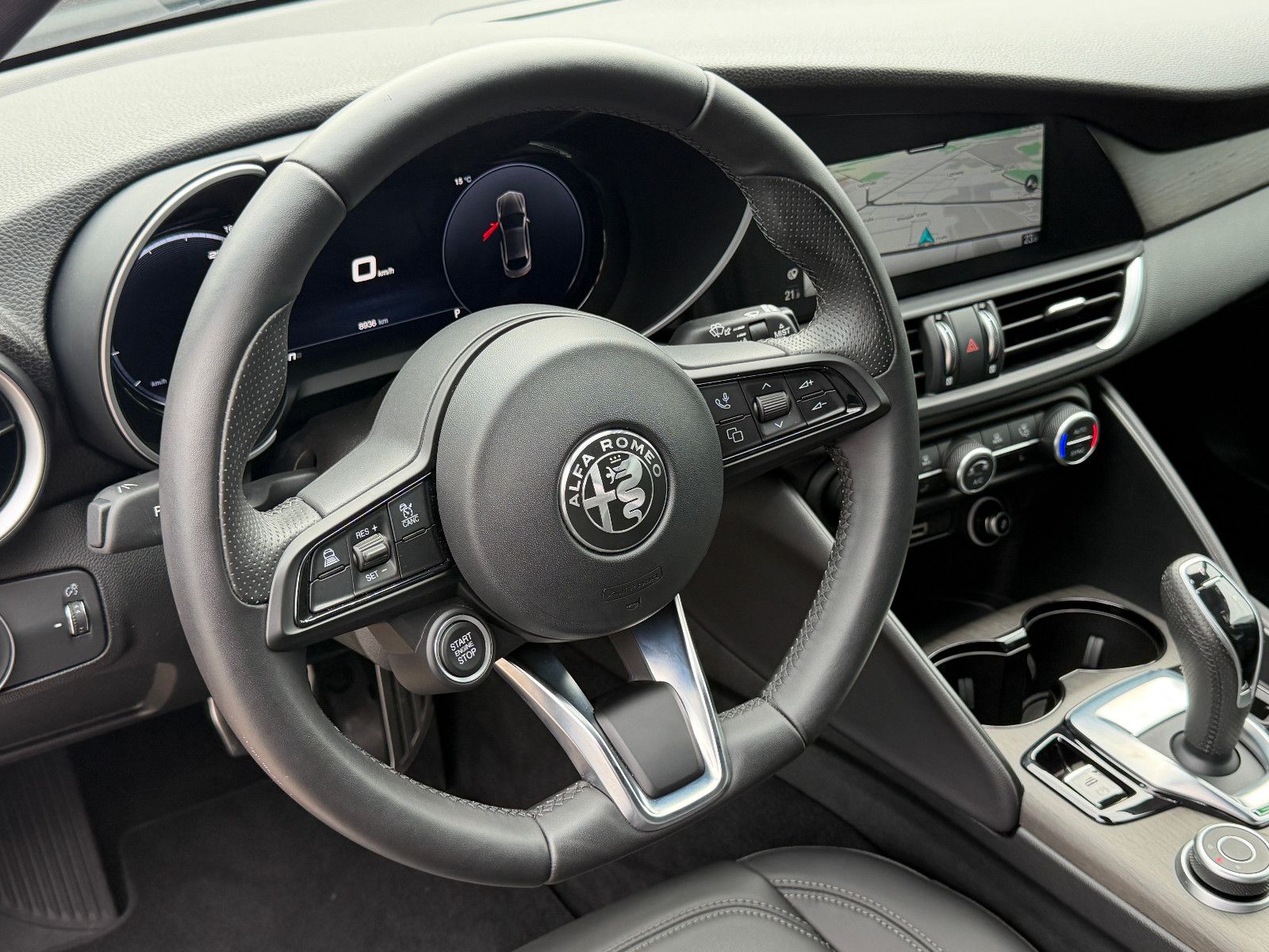 Fahrzeugabbildung Alfa Romeo Giulia Ti Q4/MEMORY/ACC/NAVI/KAMERA/SHZ