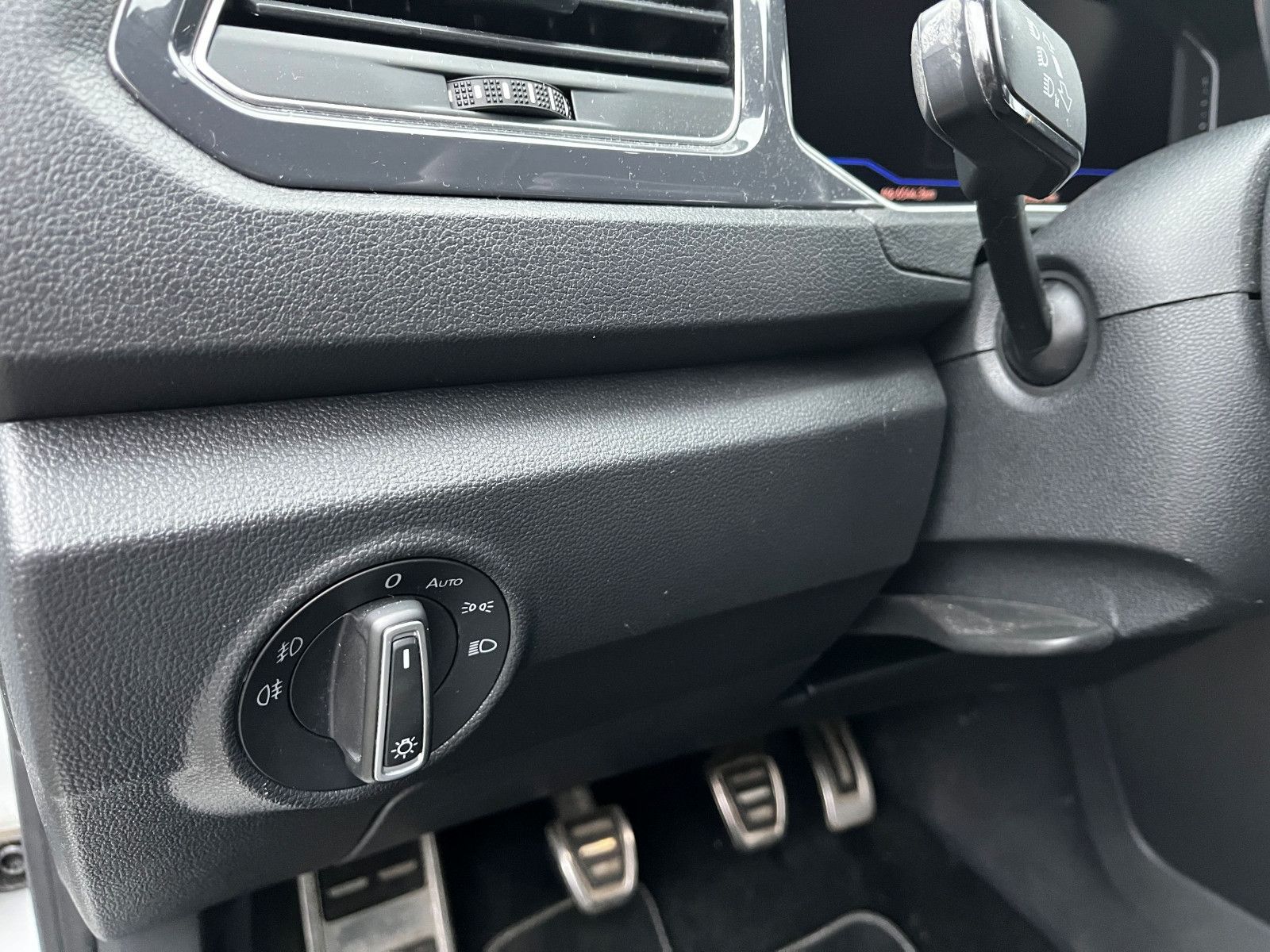 Fahrzeugabbildung Volkswagen T-Roc R-Line SHZ PDC NAV 19"