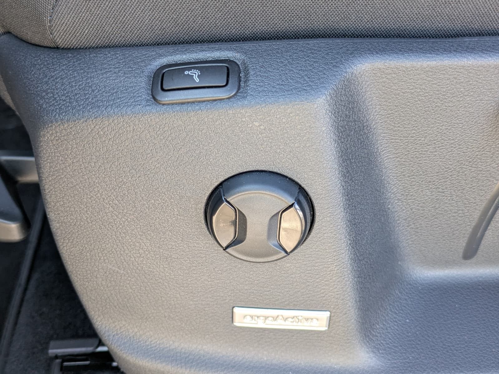 Fahrzeugabbildung Volkswagen Touran 2.0 DSG R-Line High BLACK Pano 7Si IQ AHK