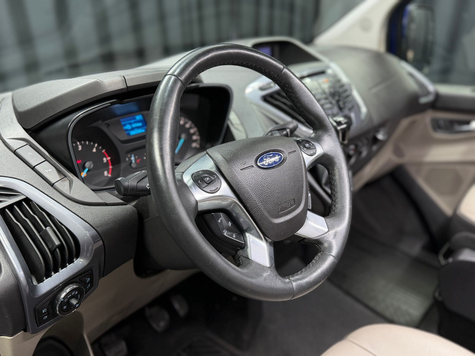 Fahrzeugabbildung Ford Tourneo Custom 300|AC|PDC|NAVI|8-SITZE