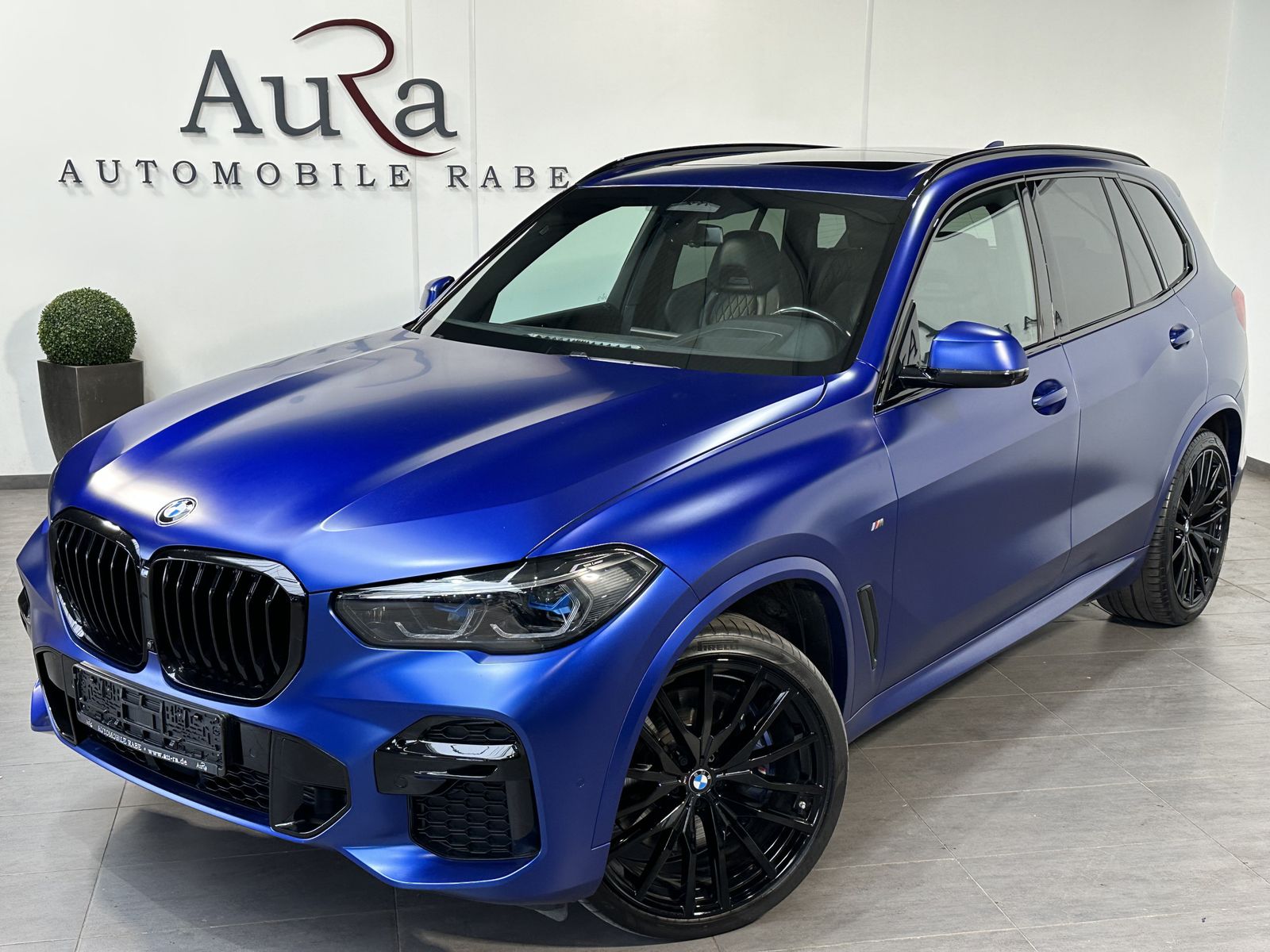 Fahrzeugabbildung BMW X5 M50i NAV+LASER+ACC+HEAD-UP+PANO+22ZO+360°+H&K