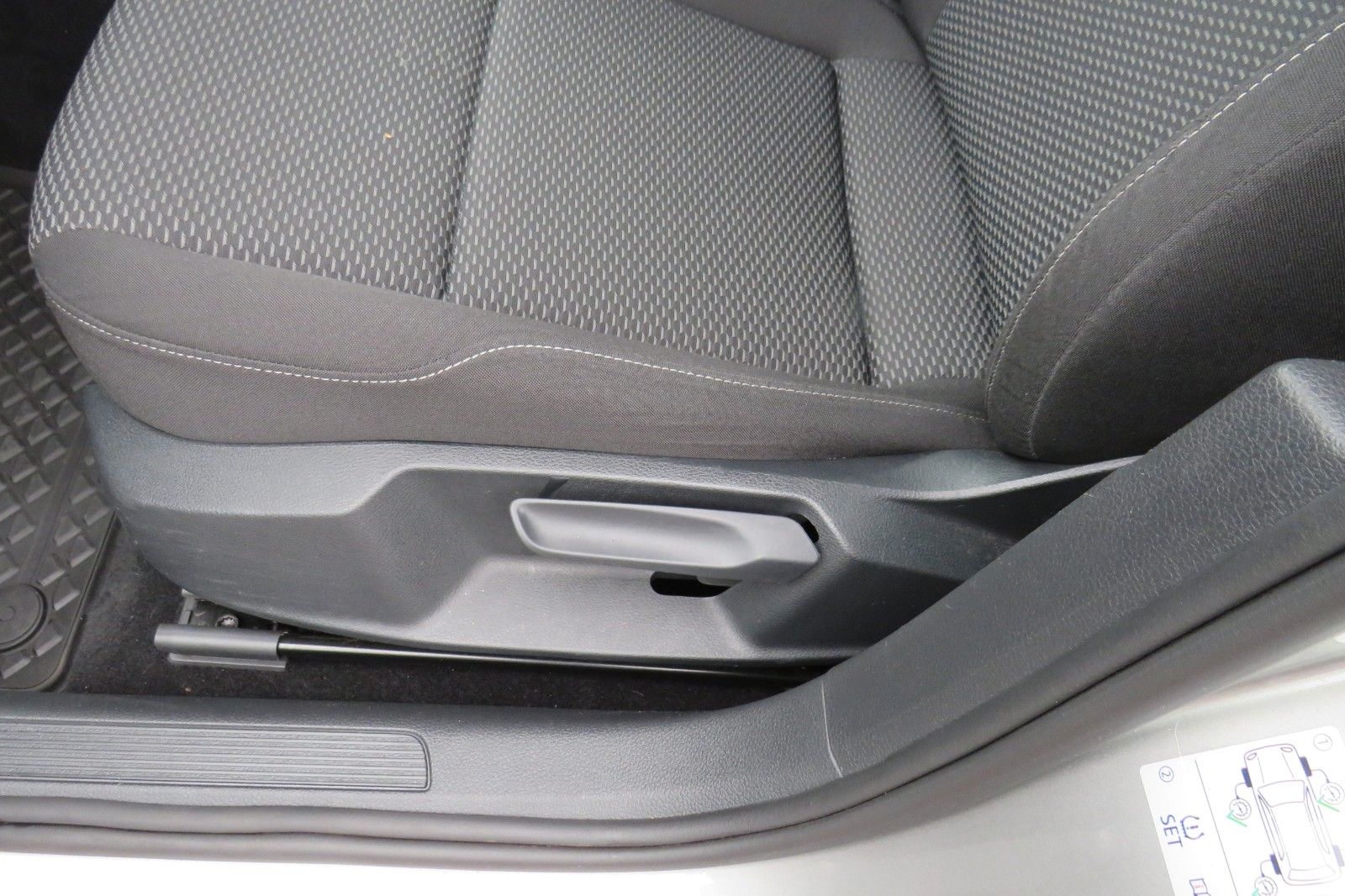 Fahrzeugabbildung Volkswagen Golf VII LIM. SITZH. TELVOR 8-FACH 4T. PDC 1.HD