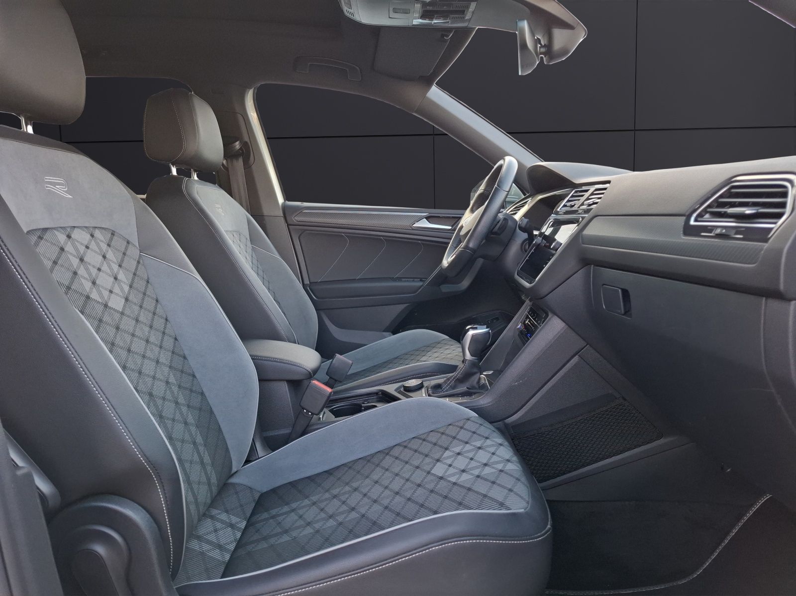 Fahrzeugabbildung Volkswagen Tiguan Allspace TSI R-Line DSG 4M Matrix Navi AI