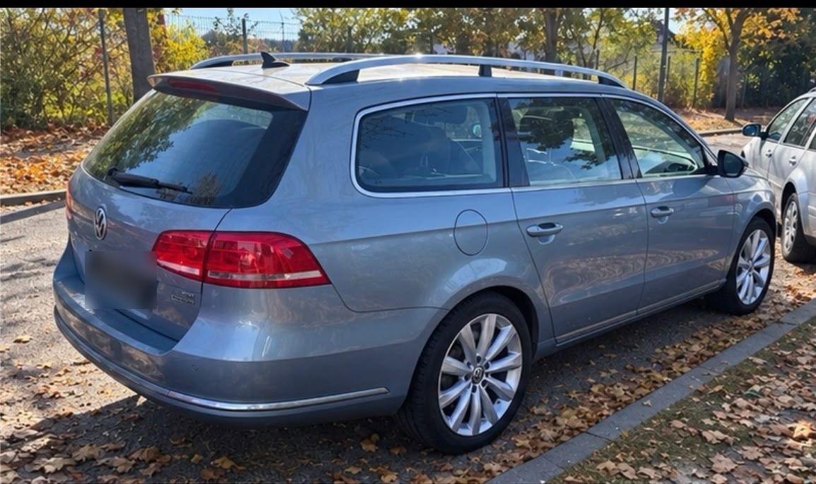 Volkswagen Passat 2011 — rear view