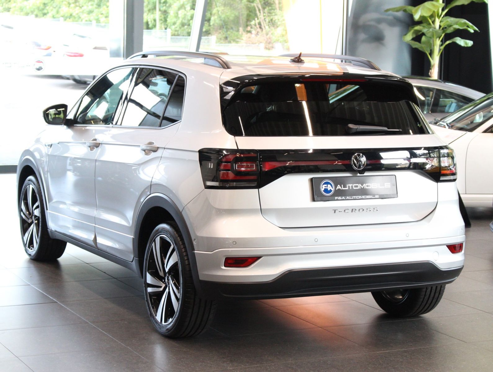 Fahrzeugabbildung Volkswagen T-Cross 1.5 TSI R-Line 1.HAND+ACC+IQ.DRIVE+KMERA
