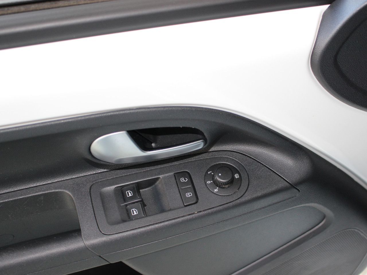 Fahrzeugabbildung Volkswagen up! move Klima/SHZ/Maps+More Dock