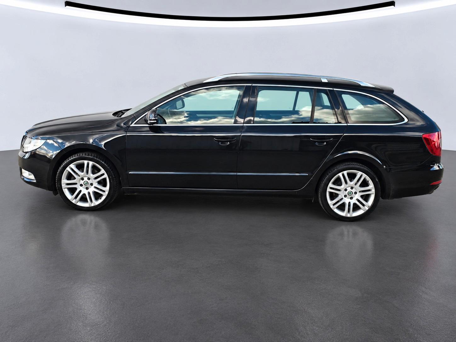 Skoda Superb 2011 — вигляд ззаду