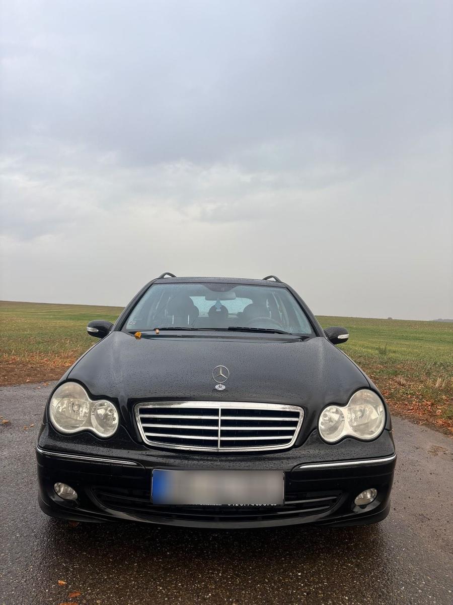 Mercedes-Benz C220 2004 — rear view