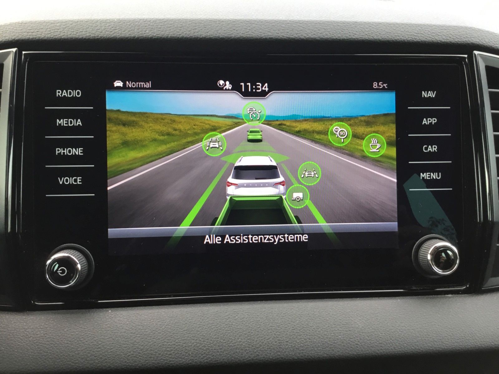 Fahrzeugabbildung SKODA Karoq 2.0l TDI DSG 4x4 SPORTLINE+AHK+18"+Kamera