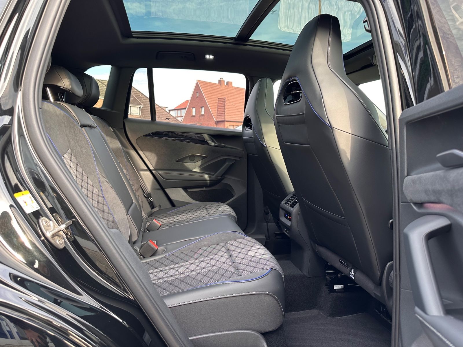 Fahrzeugabbildung Volkswagen Tiguan R-Line 2.0 TDI DSG Black/Pano/Matrix/AHK