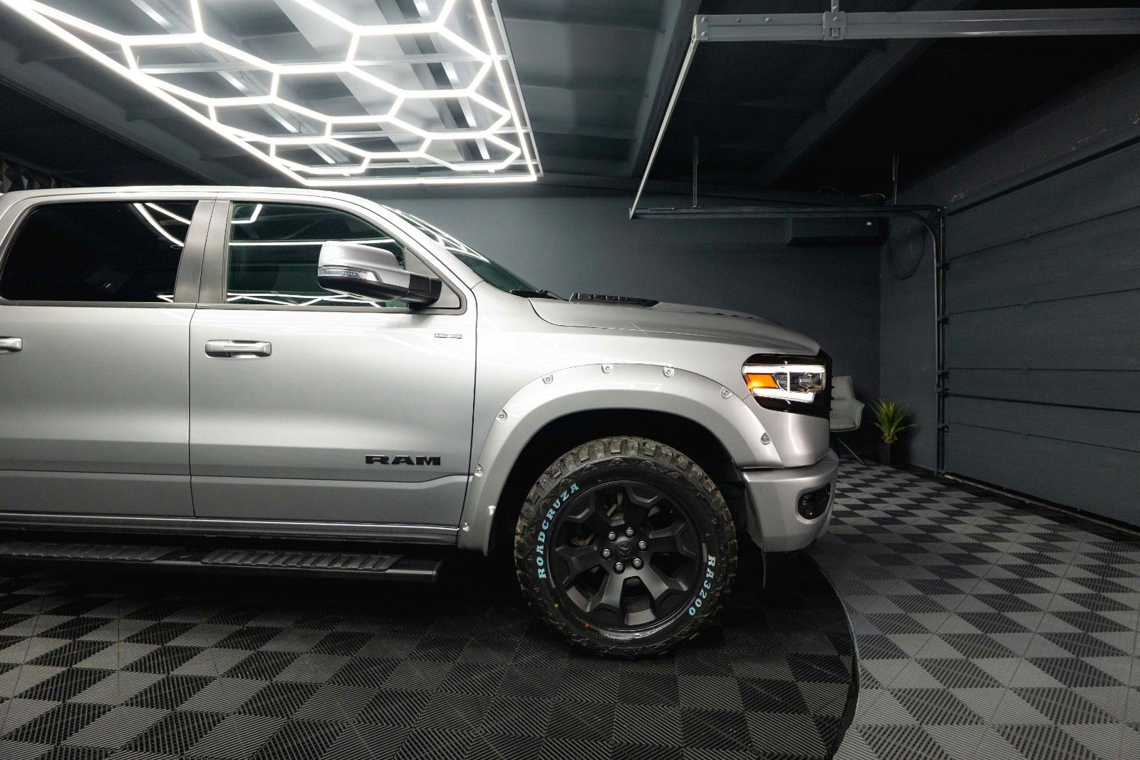 Fahrzeugabbildung Dodge RAM 5.7 V8 HEMI 4x4 Offroad Night Limited 19%
