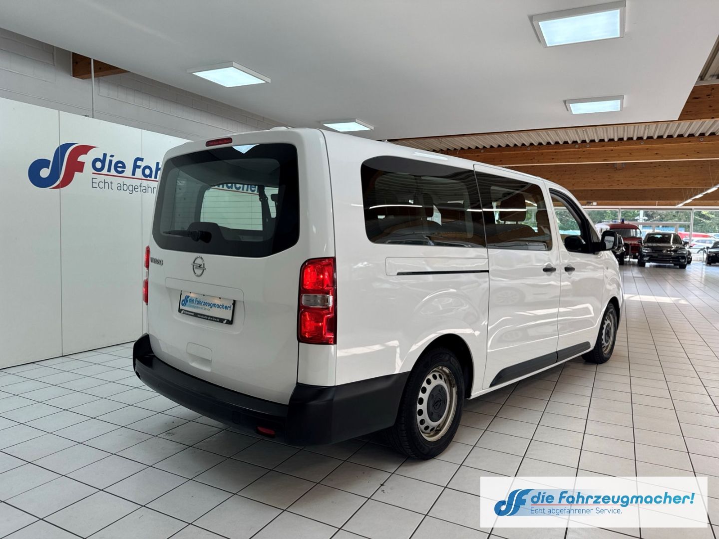 Fahrzeugabbildung Opel Vivaro Kombi L 1.5 D EU6d-T Apple CarPlay Androi