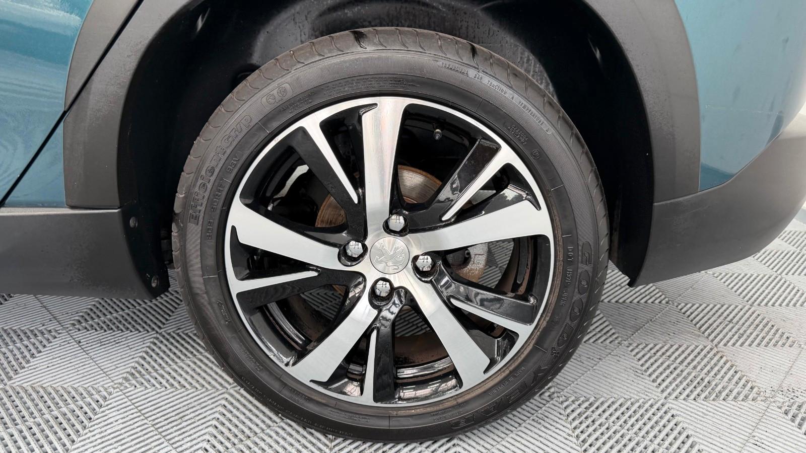 Peugeot 2008 Allure mega Ausstattung & gepflegt