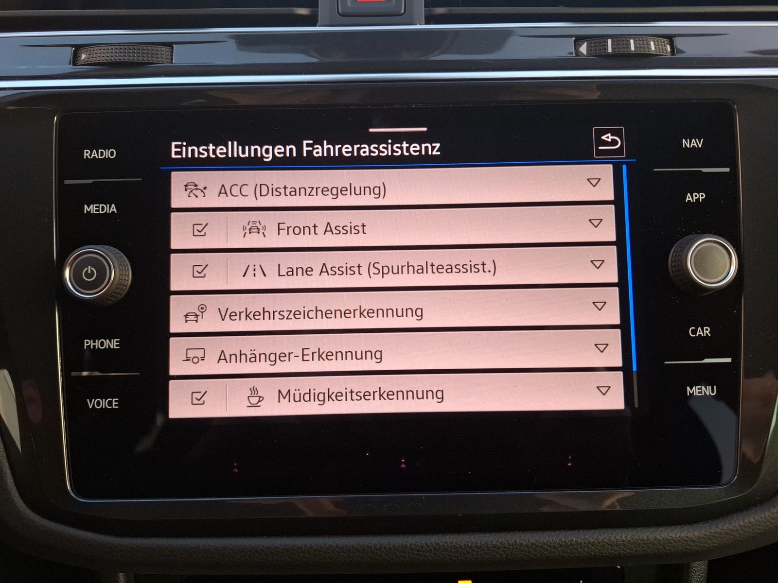 Fahrzeugabbildung Volkswagen Tiguan TDI Life DSG 4M LED AHK Navi AID HUD ACC