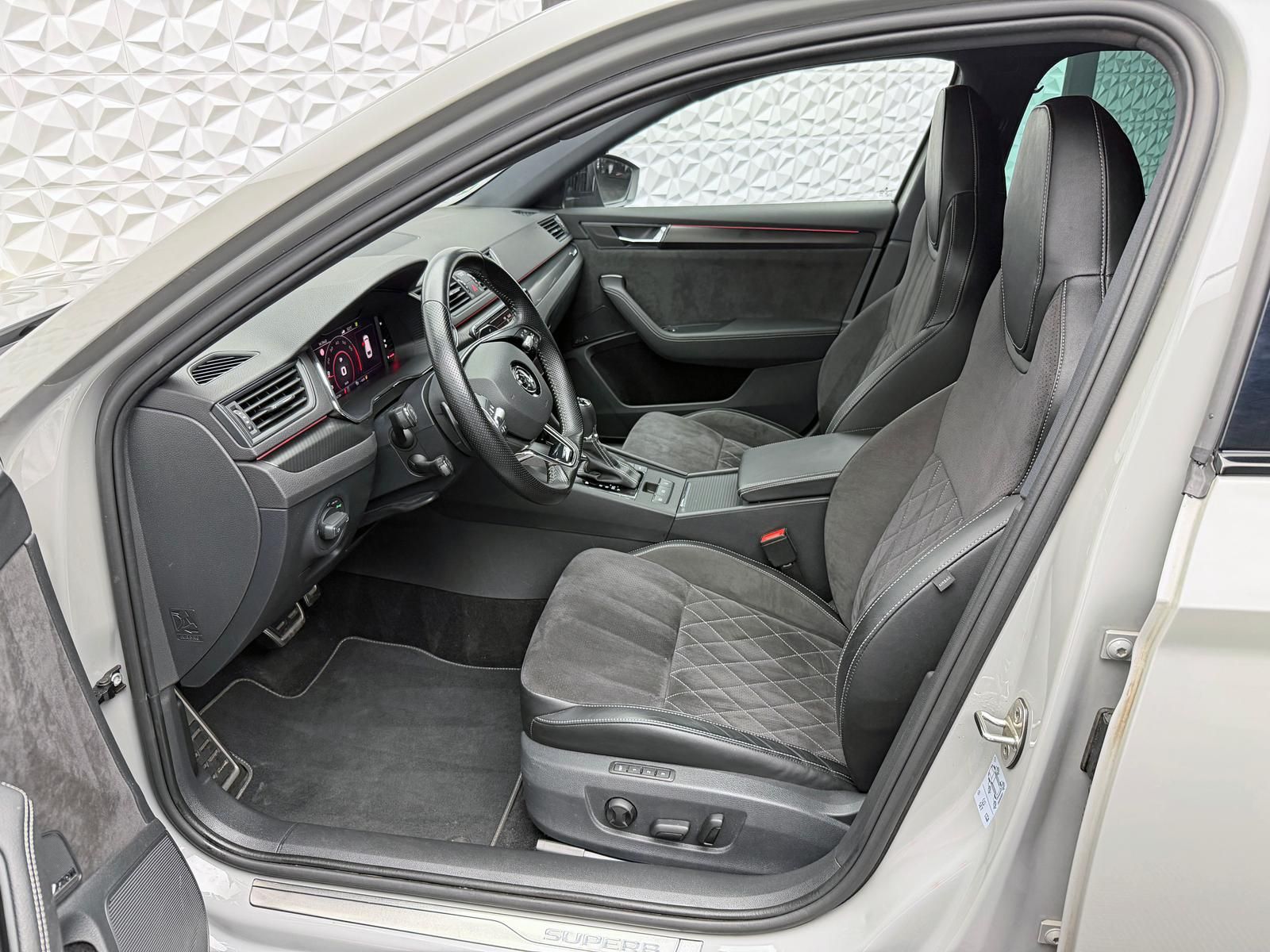 Fahrzeugabbildung SKODA SPORTLINE 2.0 TSI/BLACK/PANO/DCC/CANTON/360°/DAB