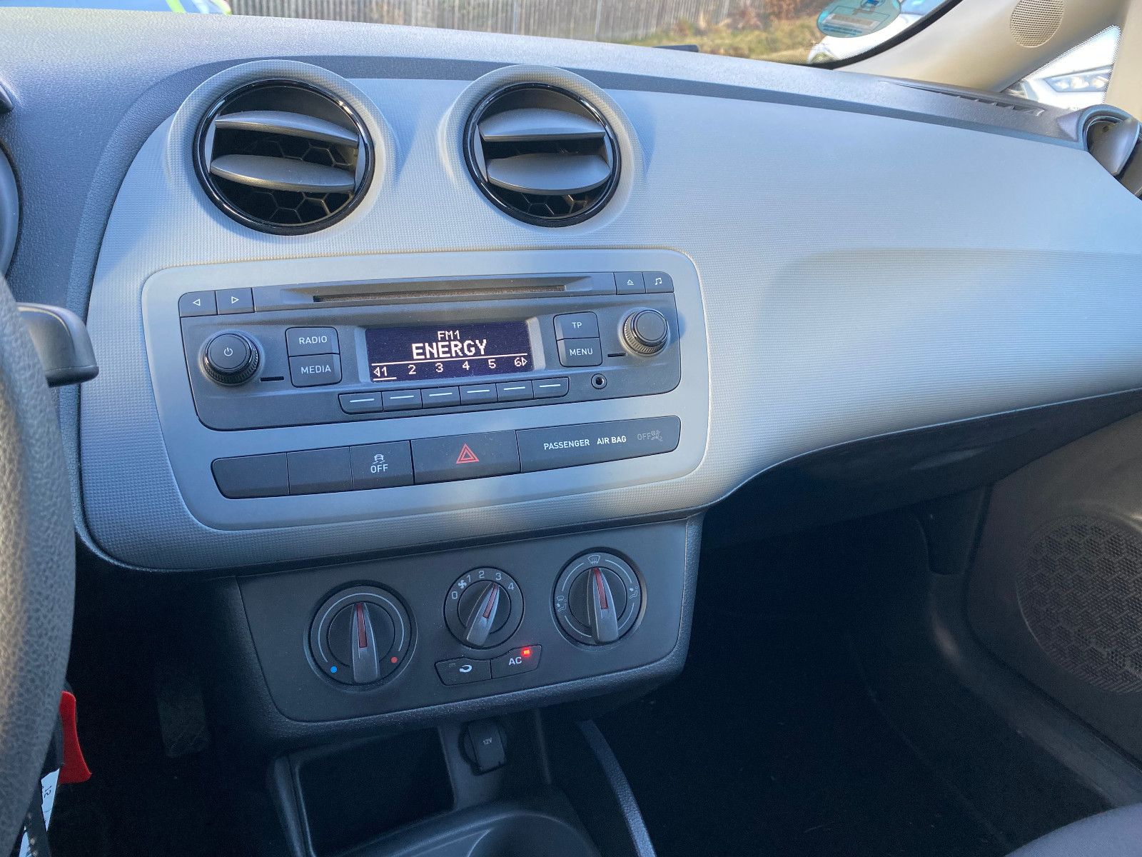 Fahrzeugabbildung SEAT Ibiza SC 1,4 16V Cool&Sound Salsa