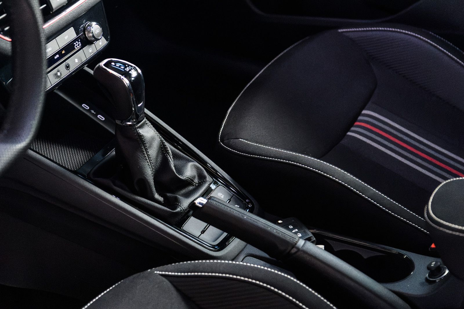 Fahrzeugabbildung SKODA Kamiq Monte Carlo + ACC + KAMERA + PANO + AHK