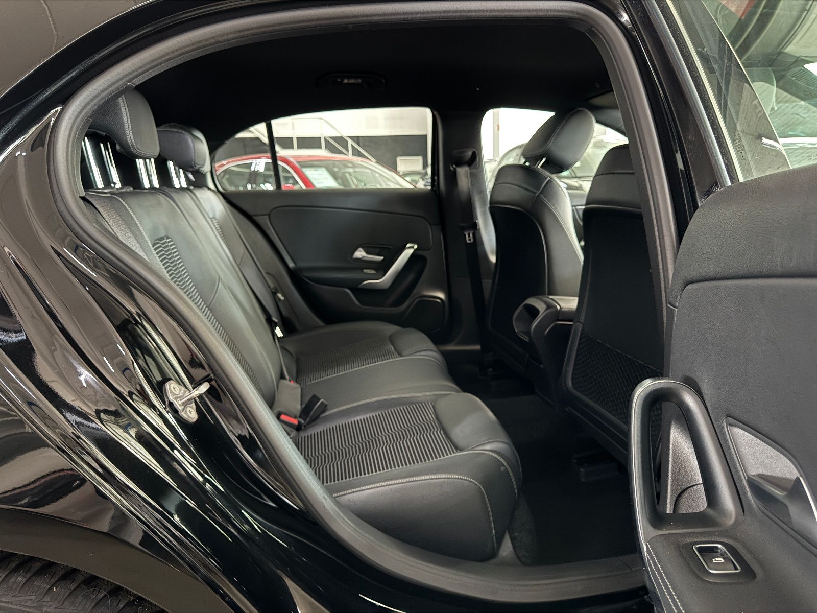 Fahrzeugabbildung Mercedes-Benz A 180 d PROGRESSIVE SPORTPAKET LED NAVI MBUX +