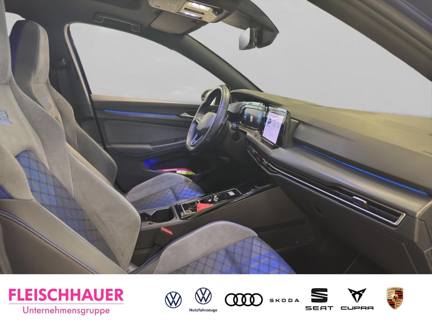 Volkswagen Golf VIII R 2.0 TSI 4M Matrix Navi Pano 270km h foto 20