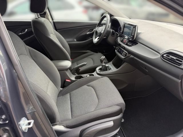 Fahrzeugabbildung Hyundai i30 1.6 cw Trend +CARPLAY+KLIMA+PDC+RFK+SHZ+UVM+