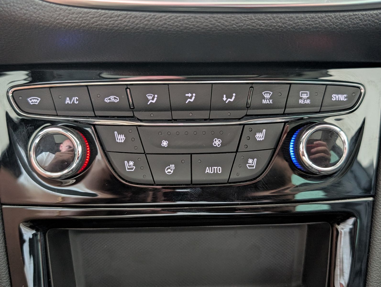 Fahrzeugabbildung Opel Astra Elegance PANORAMA LEDER MASSAGE MEMO 18"
