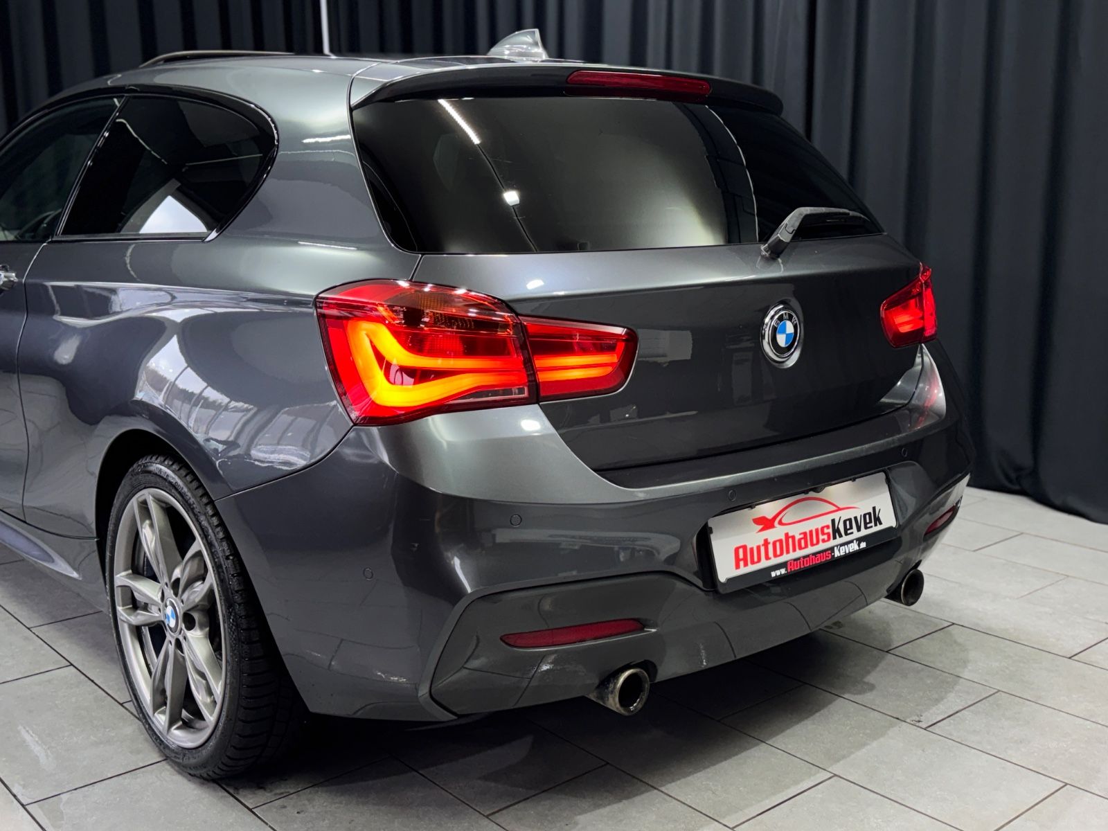Fahrzeugabbildung BMW M135 i xDrive|AUTOMATIK|H&K|NAVI|KAMERA|