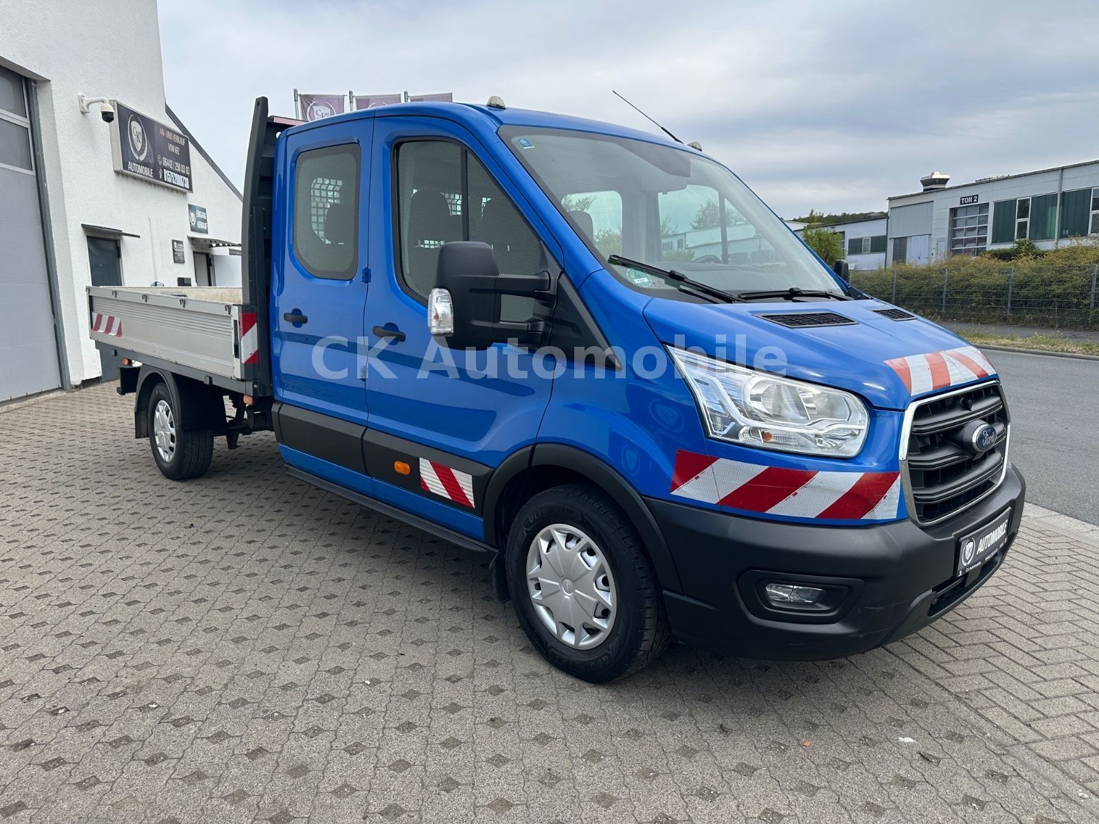 Fahrzeugabbildung Ford Transit Pritsche 350 L3 DoKa Trend/7 Sitze/AHK
