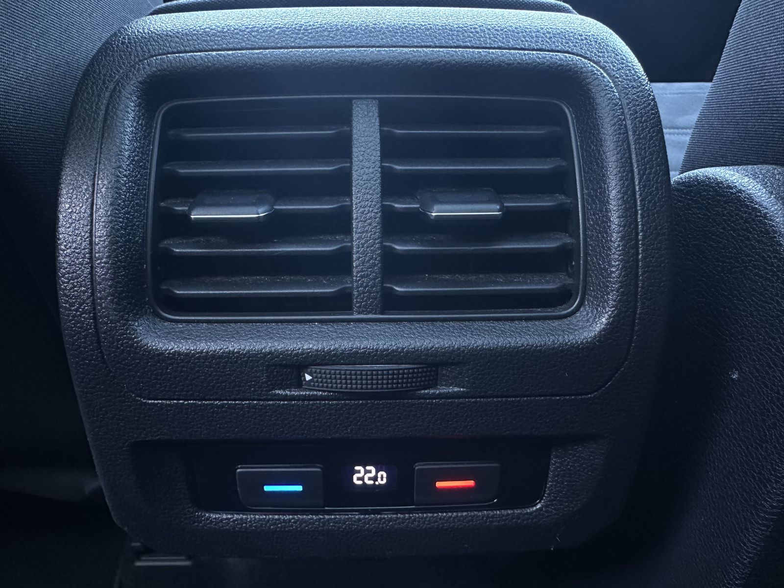 Fahrzeugabbildung Volkswagen Touran 2.0 TDI DSG HL 7-Sitzer NAV+LED+AHK+PANO