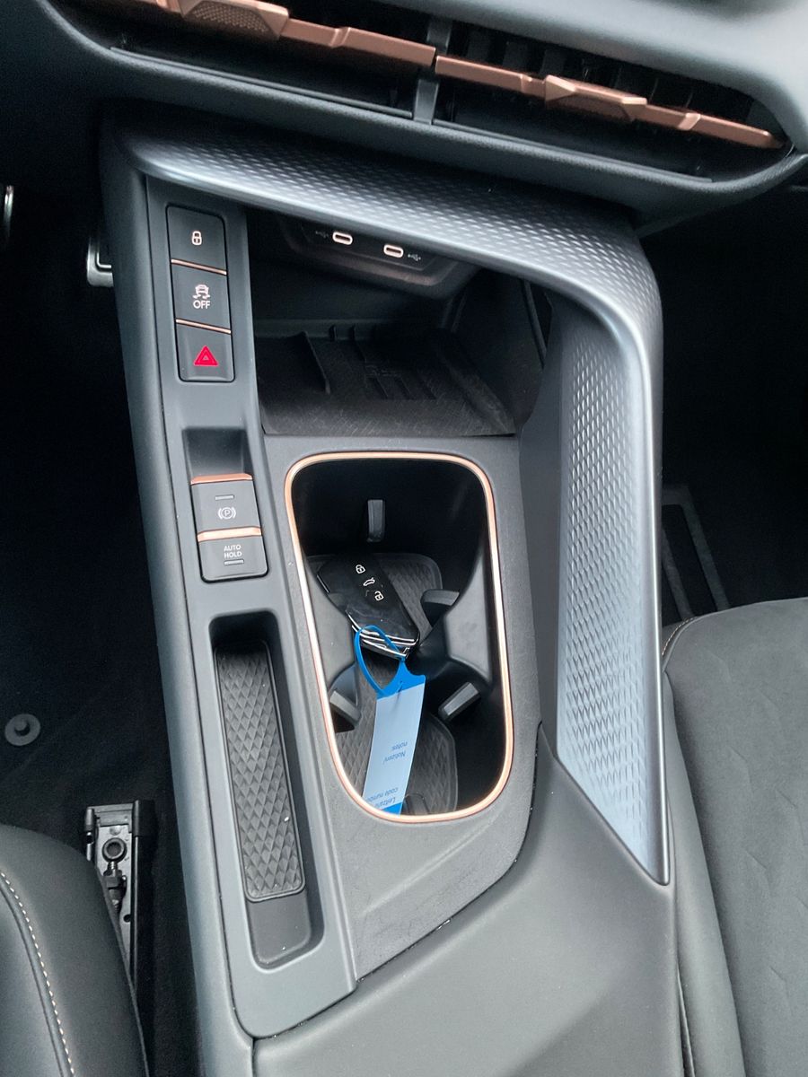 Fahrzeugabbildung CUPRA Terramar 1.5 eTSI/DSG AHK schwenk,Navi,360Kamera