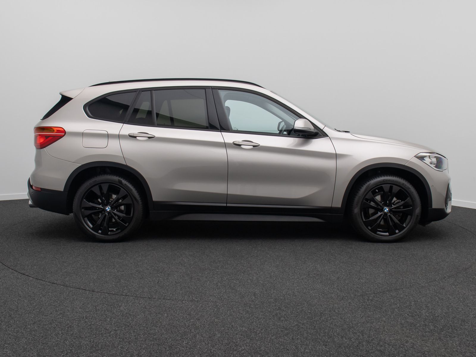 Fahrzeugabbildung BMW X1 xD18d Panorama Kamera DAB HiFi MSport Leder