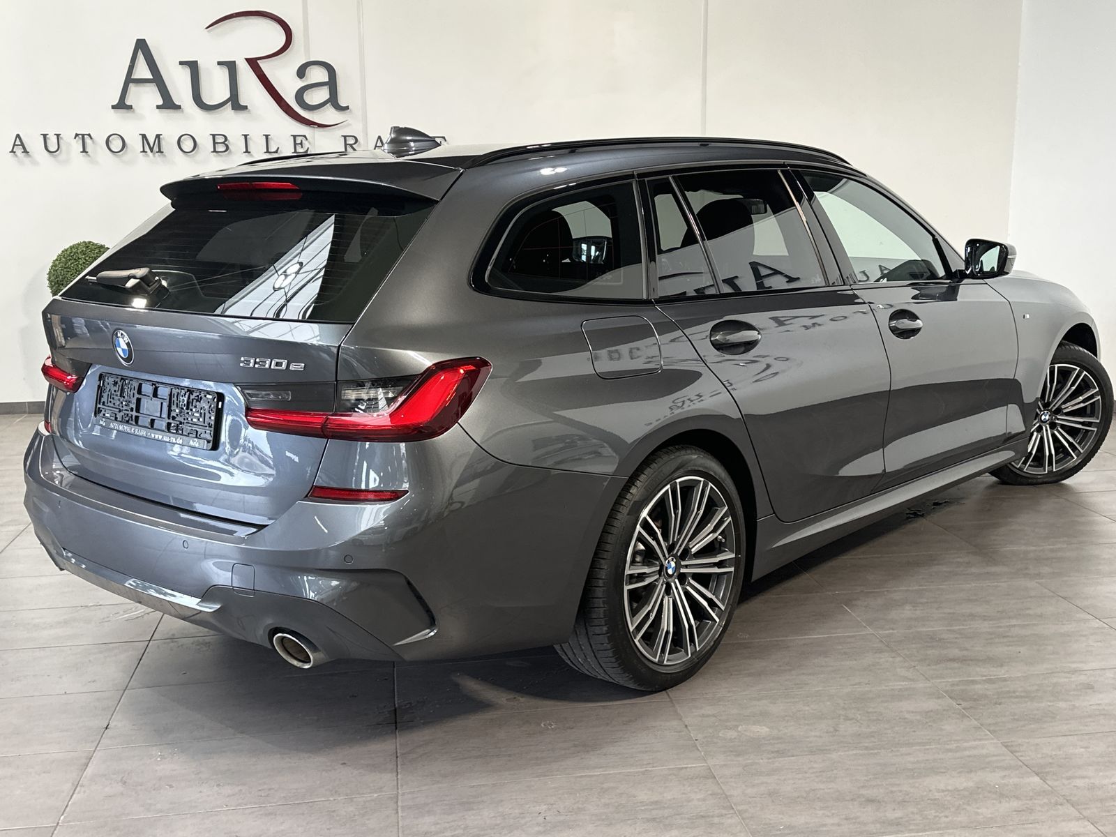 Fahrzeugabbildung BMW 330e Touring M-Sport NAV+LED+ACC+LIVE-COCKPIT+PP