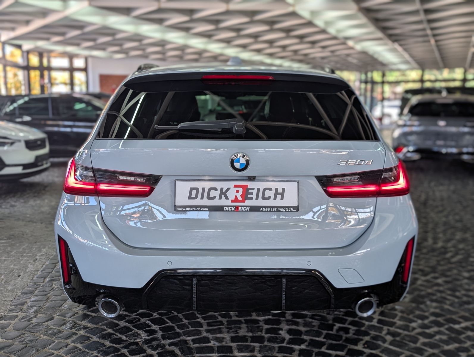 Fahrzeugabbildung BMW 320 d xDrive M Sport SHADOW PANO ACC KAM AHK LED