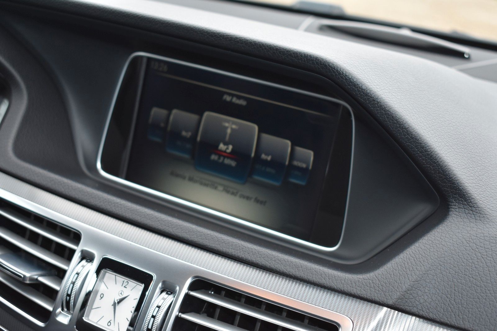 Fahrzeugabbildung Mercedes-Benz E 400 T Edition 4Matic AMG Night-Paket AHK