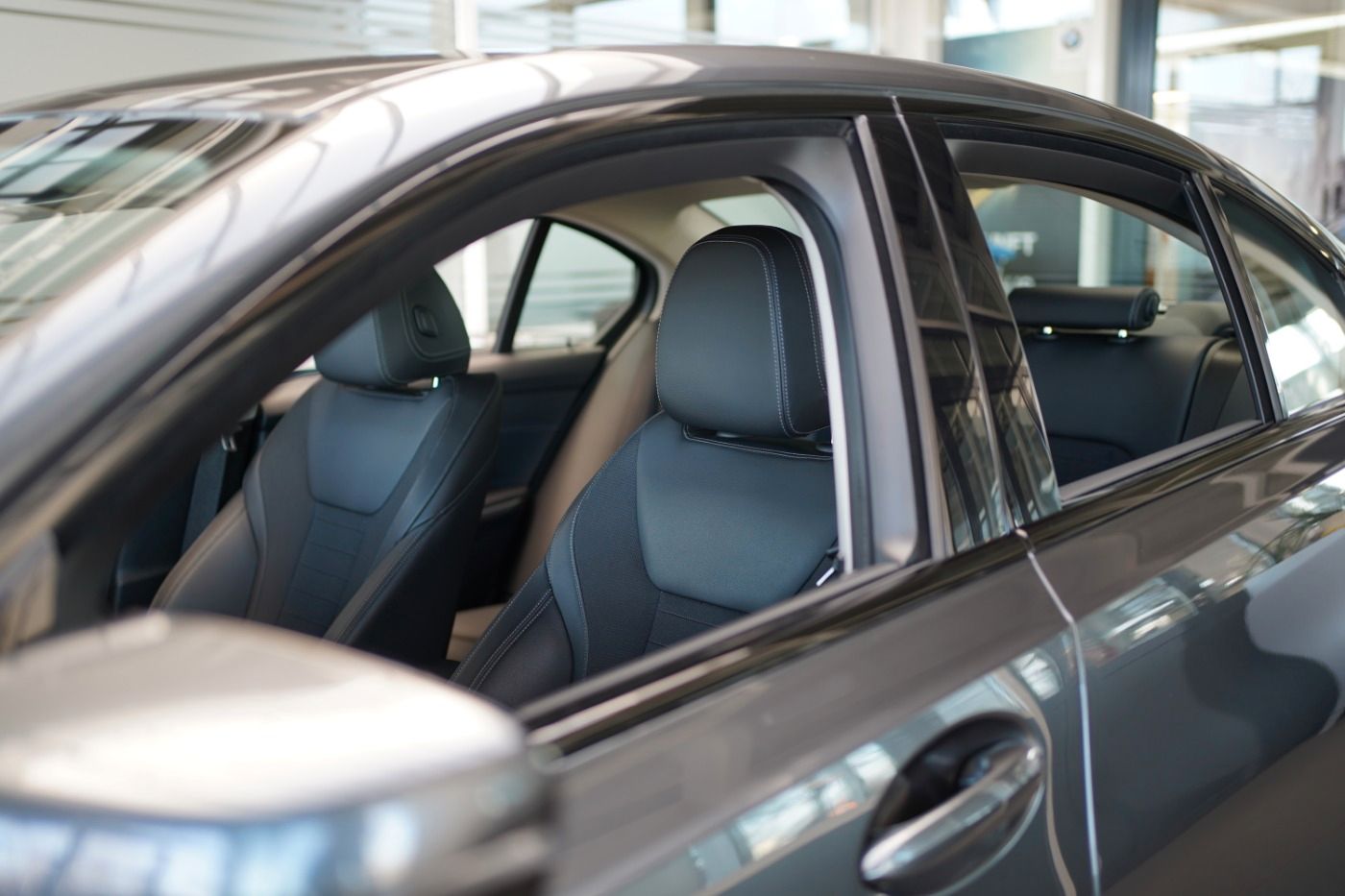 Fahrzeugabbildung BMW 320i Sport Line +DAB+PDC+Sportsitze+Alarmanlage+