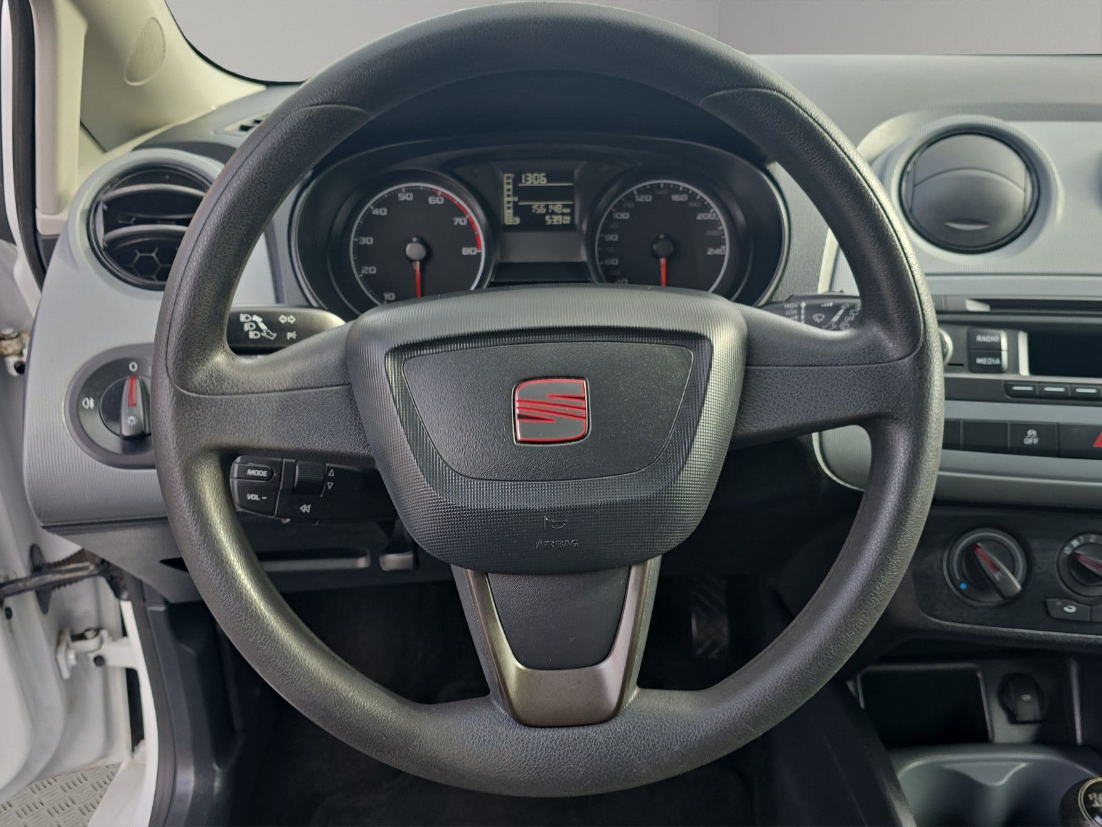 Fahrzeugabbildung SEAT Ibiza Lim. Reference Salsa Klima Sitzeheizung