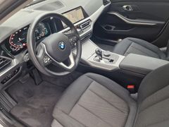 Fahrzeugabbildung BMW 320e Touring Navi LED SiHz PDC ACC AHK DAB