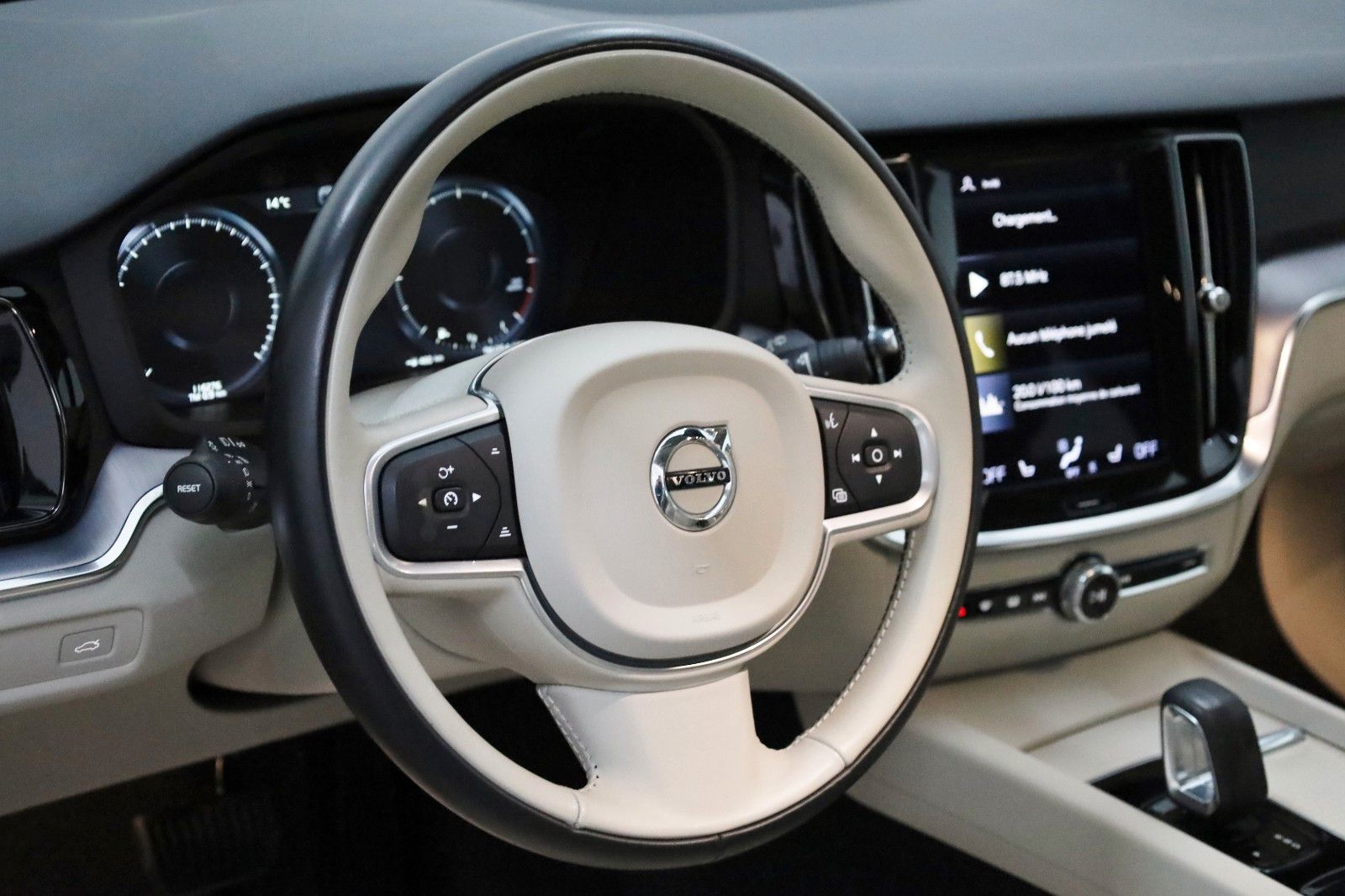 Fahrzeugabbildung Volvo V60 B4 D, Momentum Pro,Leder,Navi,SH,Kamera,ACC