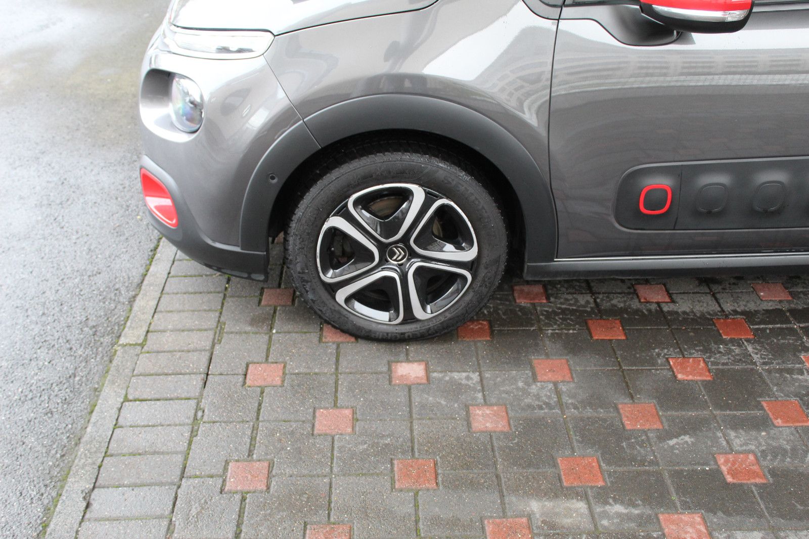 Fahrzeugabbildung Citroën C3 Pure Tech 1,2 S&S Shine Navi