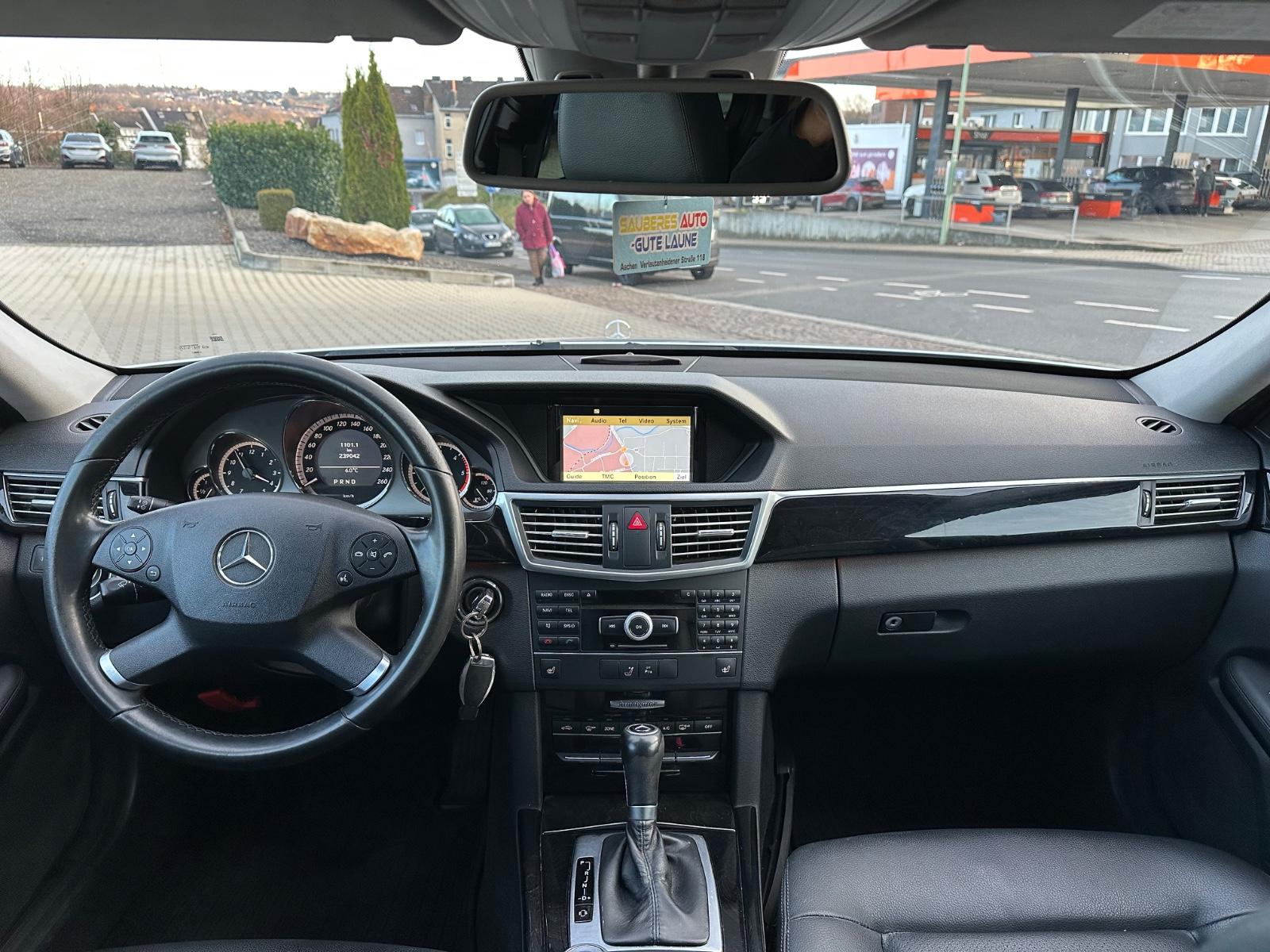 Mercedes-Benz E220 2010 — photo 21