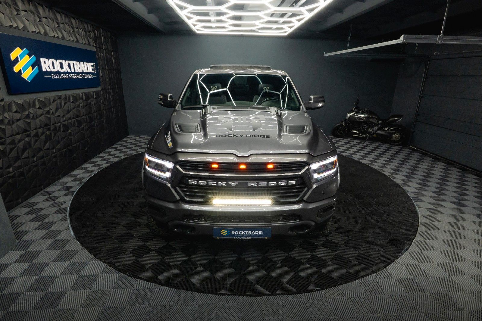 Fahrzeugabbildung Dodge RAM 5.7 V8 HEMI 4x4 ROCKY RIDGE OFFROAD Pano 19%