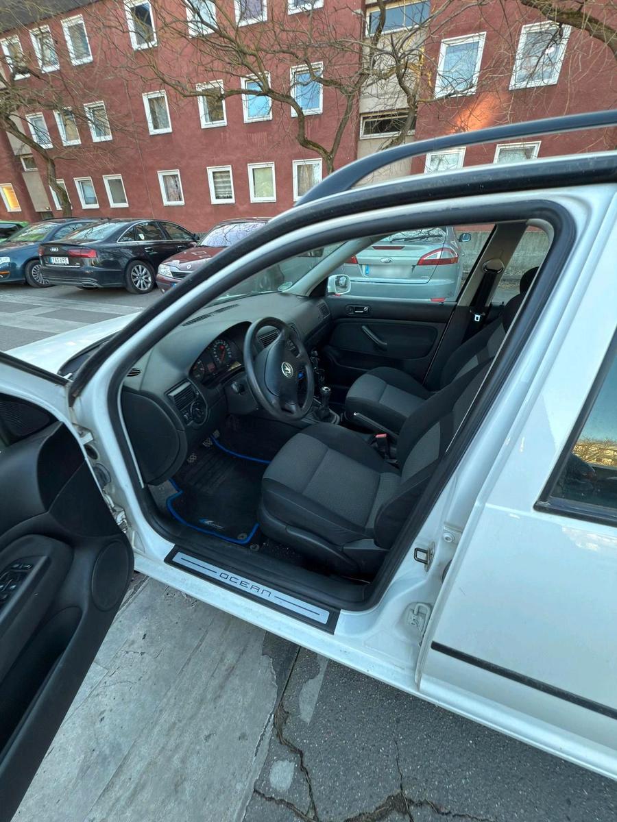 Volkswagen Golf 2004 — interior