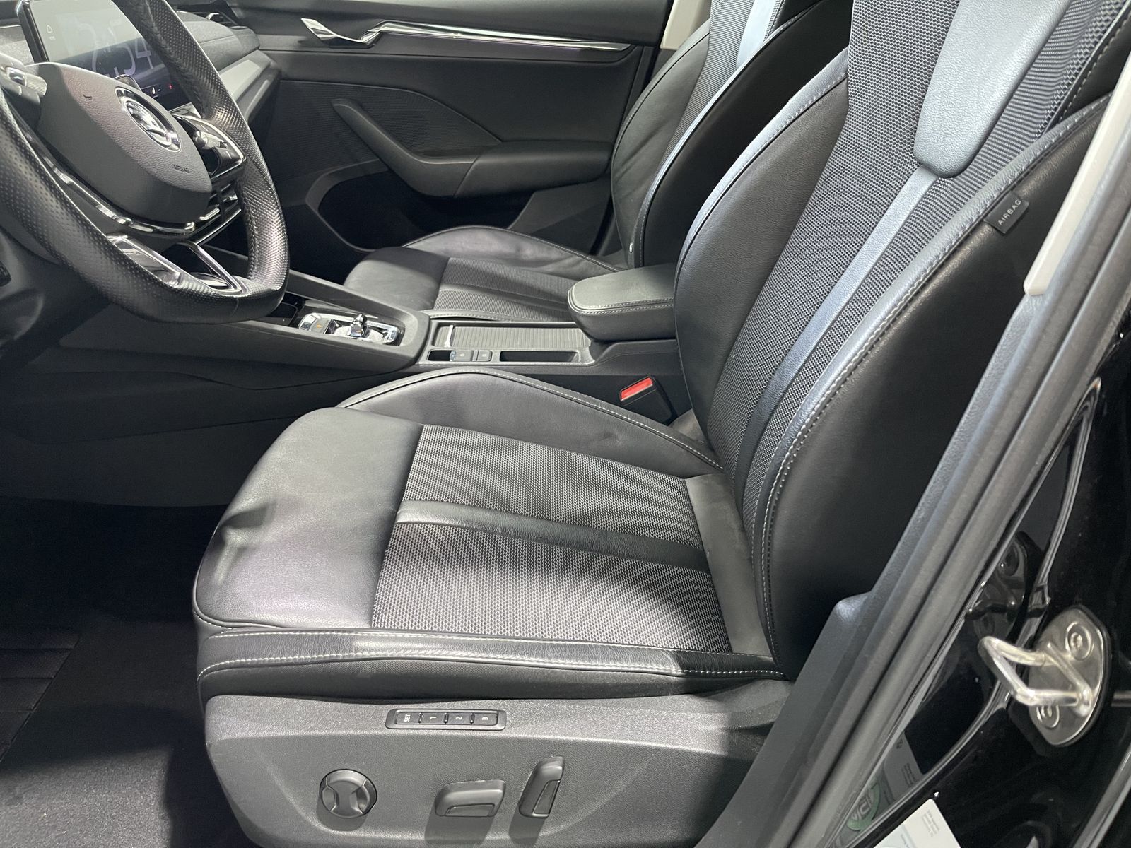 Fahrzeugabbildung SKODA Octavia 2.0 TDI*Leder*LED-Matrix*Navi*Head-Up*