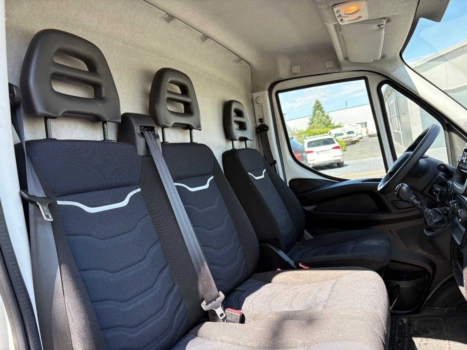 Fahrzeugabbildung Iveco Daily Kasten HKa 35 C ... V Radstand 4100/3-SITZ