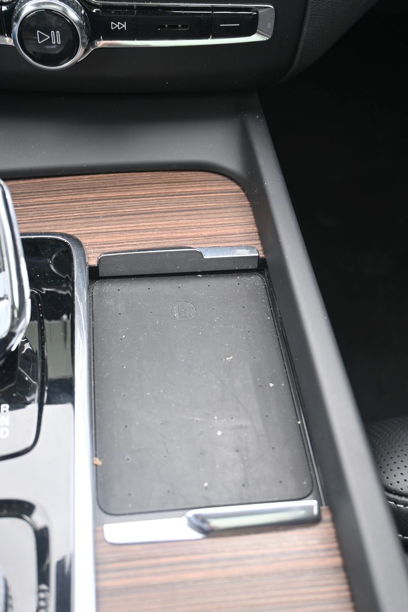 Fahrzeugabbildung Volvo XC60 T8 PHEV Ultimate Dark*LUFT*360°*ACC*AHK*