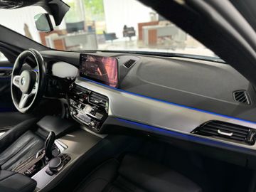 Fahrzeugabbildung BMW 530d xD M Sport HUD HI-FI Komfortsitz Laserlicht