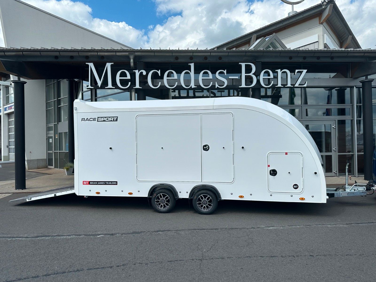 Fahrzeugabbildung Brian James Race Sport / Länge: 5,03 m / 3.000 kg