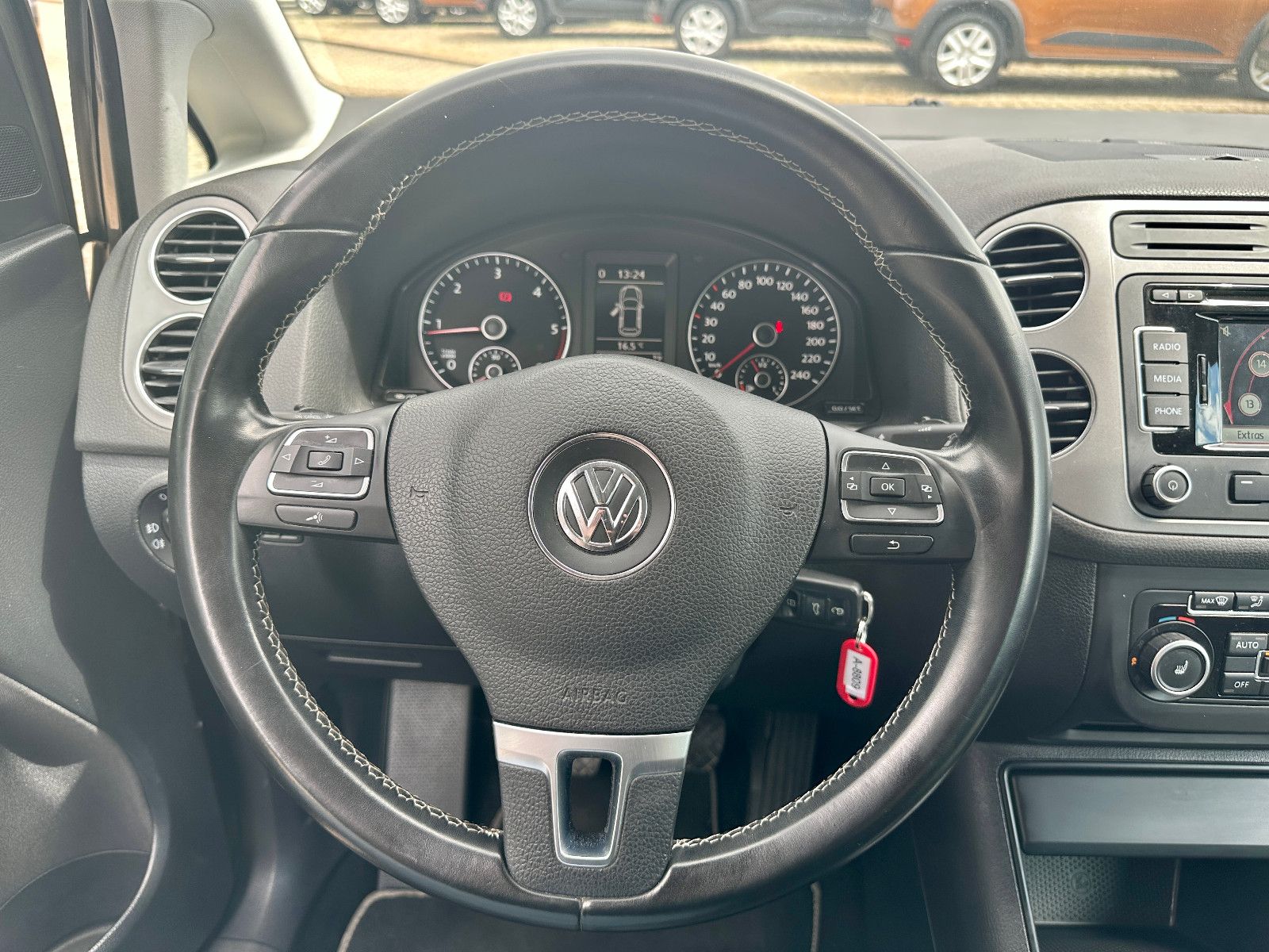 Fahrzeugabbildung Volkswagen Golf Plus 1.6 TDI NAVI+T.LEDER+PDC+AHK-TÜV-NEU