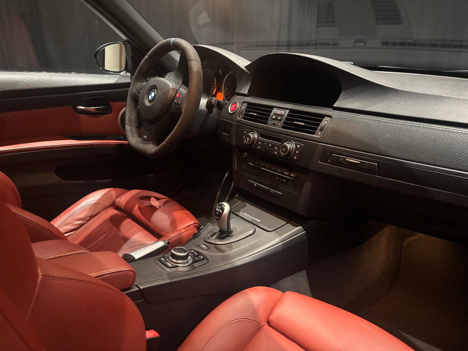 BMW M3 COMPETITION E90 4.0 V8 420ch DKG - ÉCHAPPEMENT M PERFORMANCE - CUIR NOVILLO ROUGE - AUDIO BMW INDIVIDUAL - SUSPENSION EDC - TOIT OUVRANT