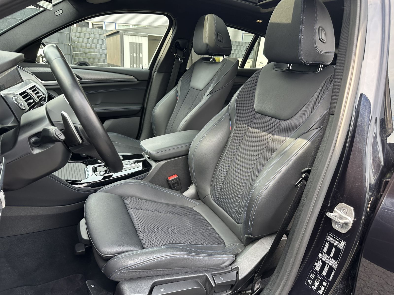 Fahrzeugabbildung BMW X4 xDrive30i M-Sport NAV+LED+PANO+360°+20ZO+HIFI